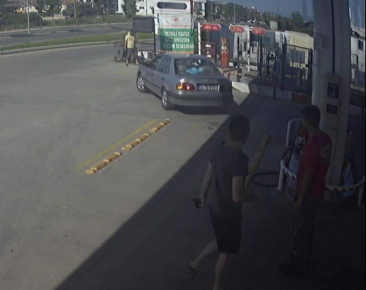 Sakarya’da, sürücüyü yaka paça dışarı atıp otomobili gasbetti