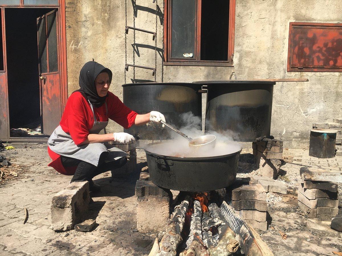 Bartın'da, KOAH hastası eşi için başladığı kozalak pekmezi üretimini 5 tona çıkardı