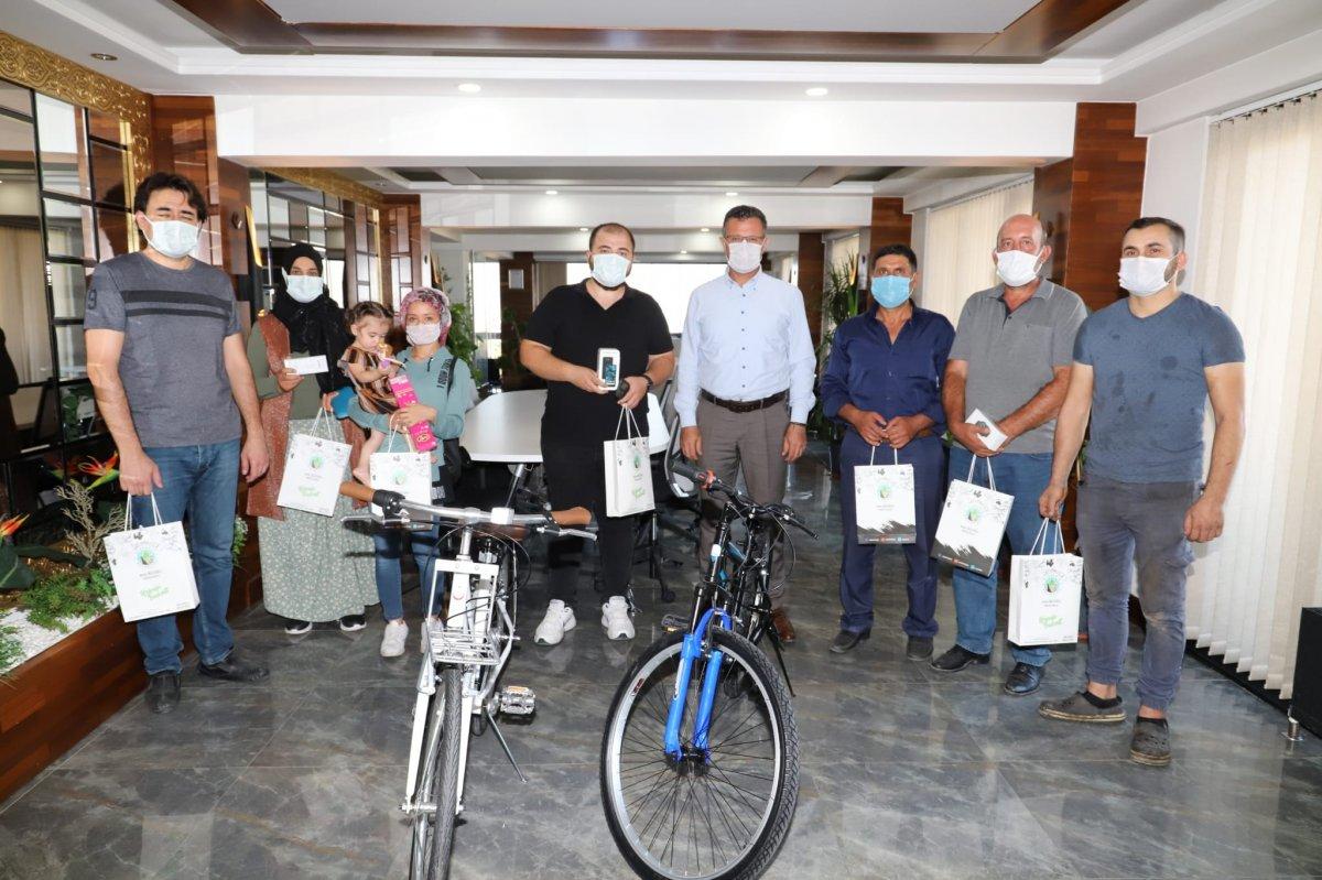 Manisa'da hediyeleri duyanlar koronavirüs aşısı oldu