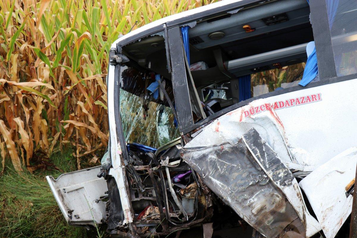 Sakarya'da midibüs tarlaya devrildi