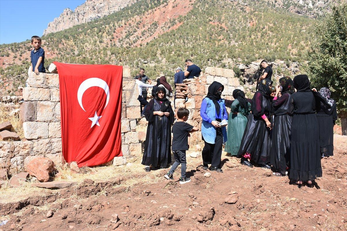 Şırnak’ta, PKK’nın 12 kişiyi katlettiği eve Türk bayrağı asıldı