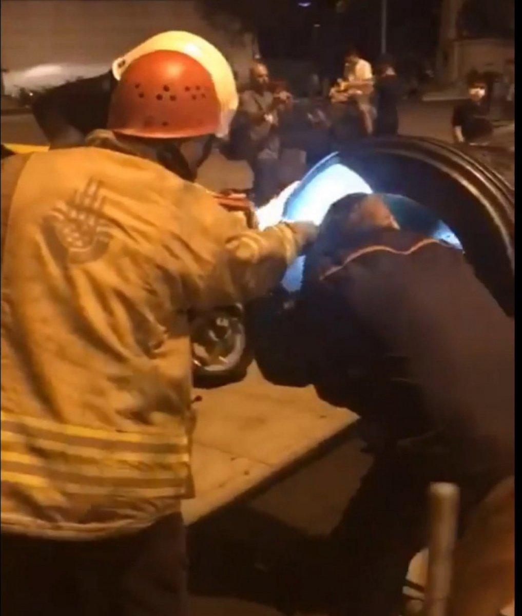 Beşiktaş’ta fotoğraf çektirmek için girdiği topun içinde mahsur kaldı