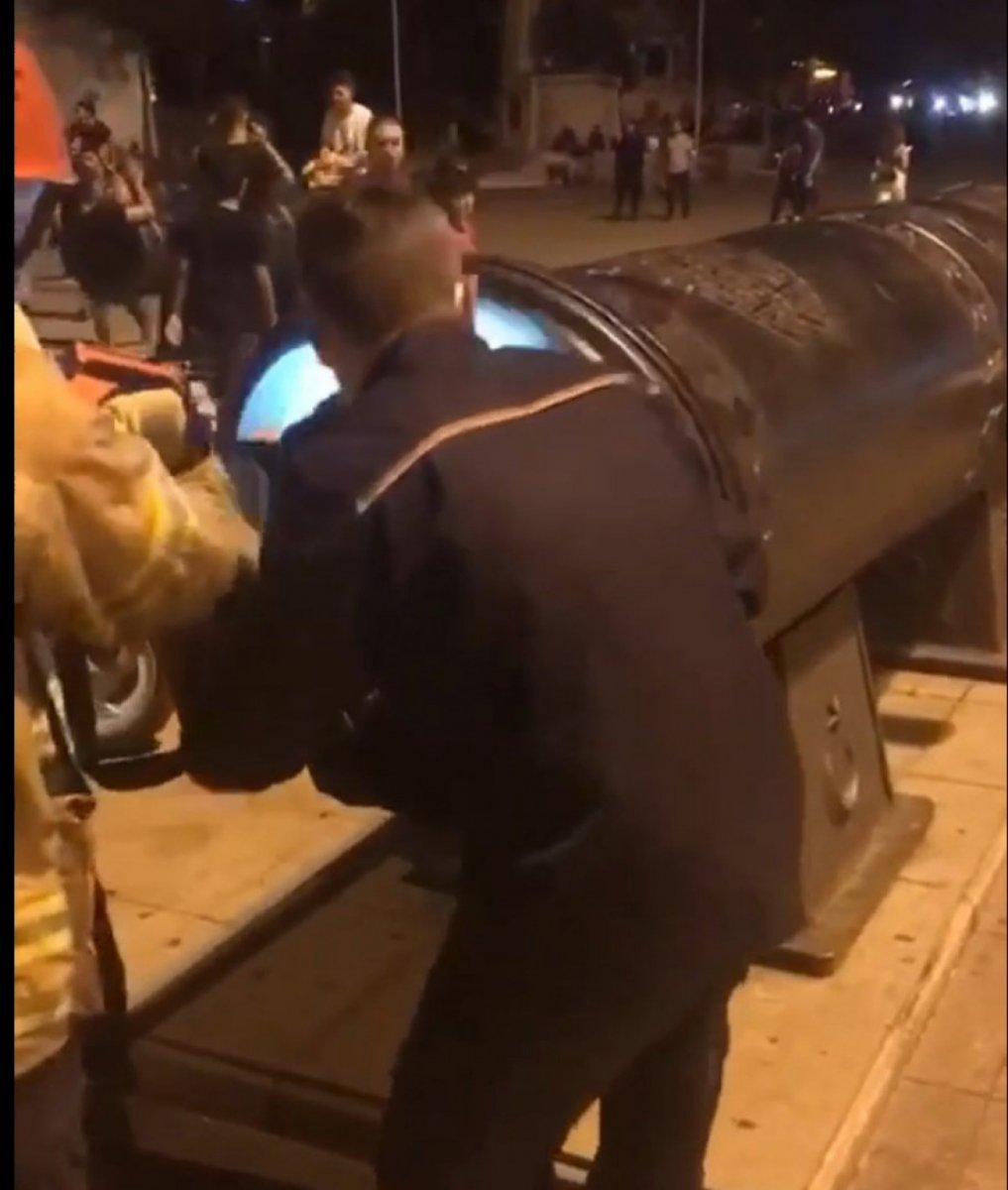 Beşiktaş’ta fotoğraf çektirmek için girdiği topun içinde mahsur kaldı