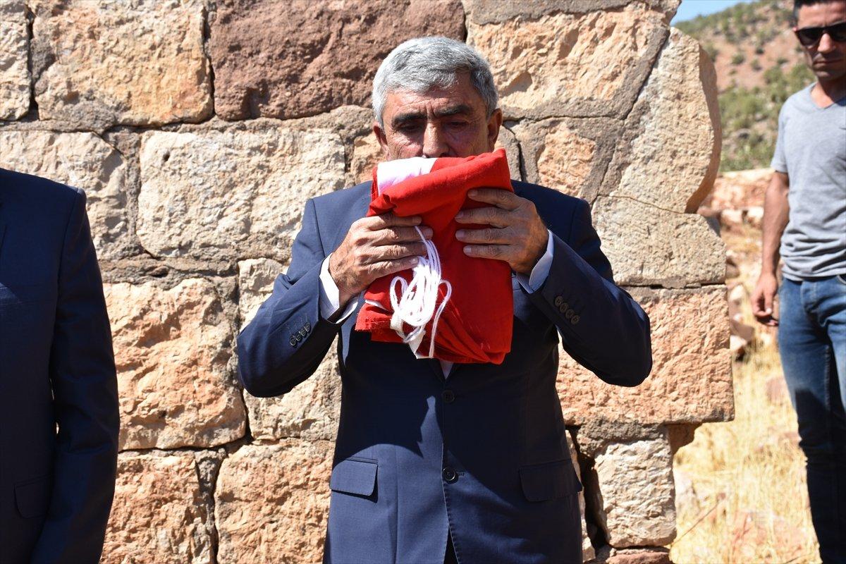 Şırnak’ta, PKK’nın 12 kişiyi katlettiği eve Türk bayrağı asıldı