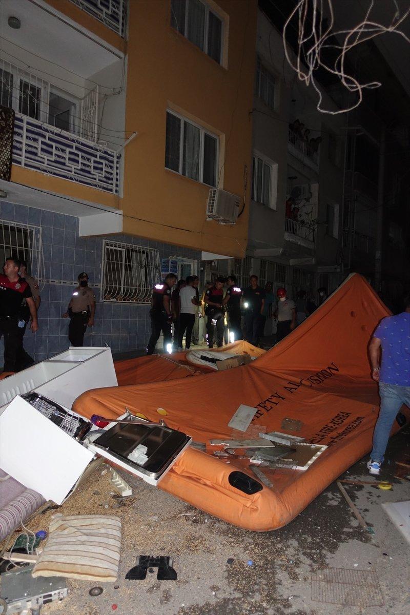 İzmir'de ev sahibi ile tartışan kiracı eşyalarını sokağa attı