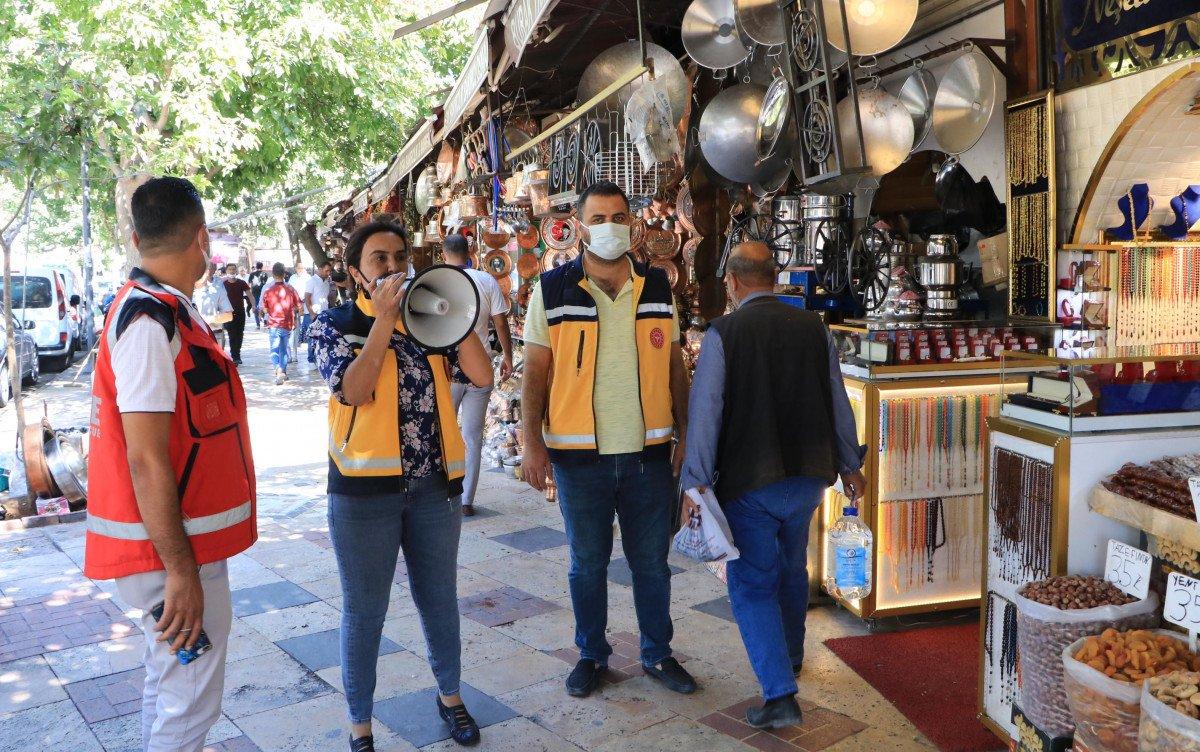 Kırmızı kategorideki Şanlıurfa’da, sağlıkçılardan megafonlu aşı çağrısı