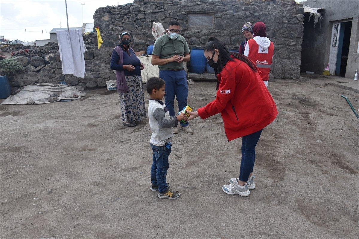 Kars'ta sağlık ekipleri aşılama için kapı kapı dolaşıyor