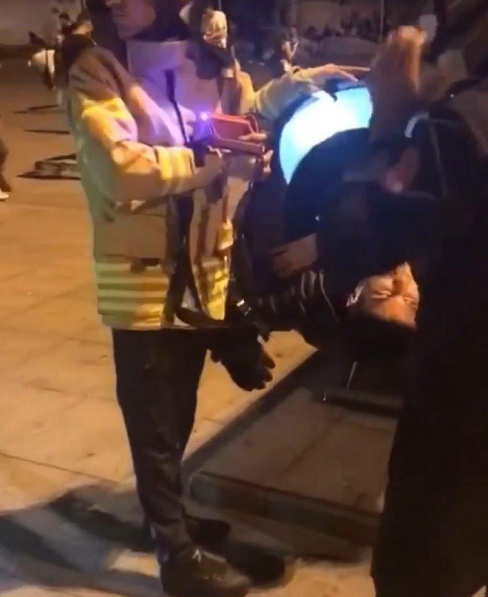 Beşiktaş’ta fotoğraf çektirmek için girdiği topun içinde mahsur kaldı