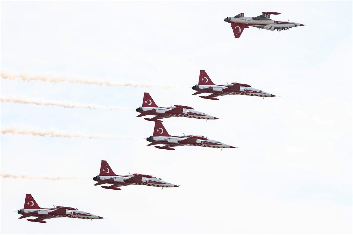 TEKNOFEST'te Türk Yıldızları'nın nefes kesen uçuş gösterisi