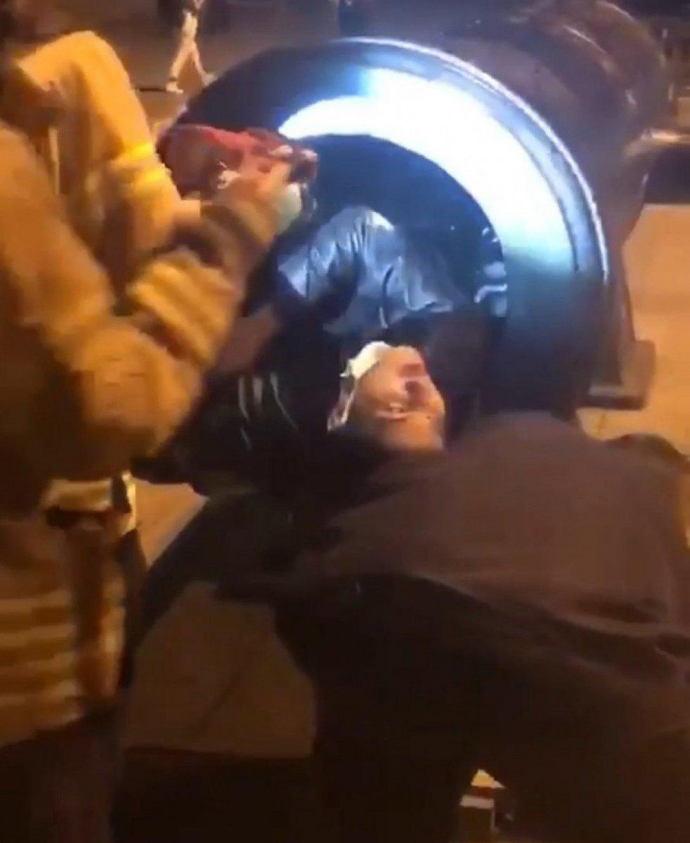 Beşiktaş’ta fotoğraf çektirmek için girdiği topun içinde mahsur kaldı