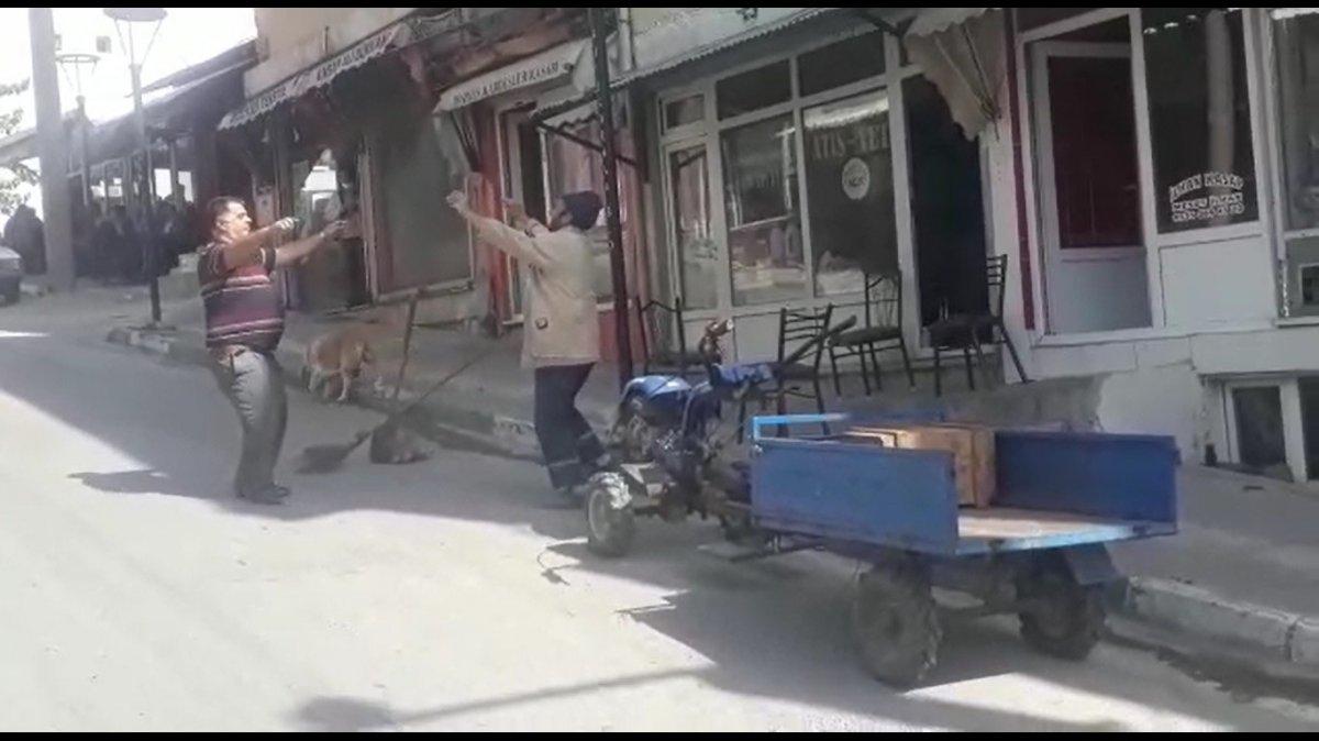 Bursa'daki personel, sokakları göbek atarak temizliyor