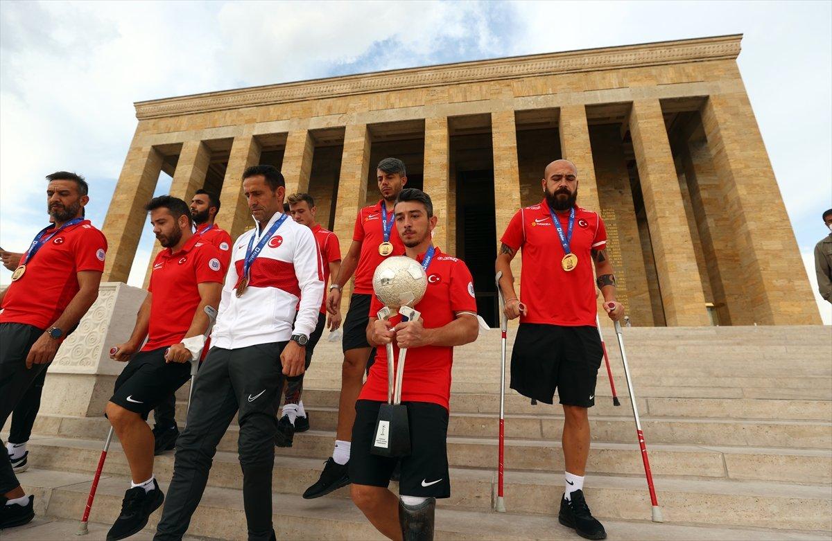 Ampute Futbol Milli Takımı, Anıtkabir'i ziyaret etti