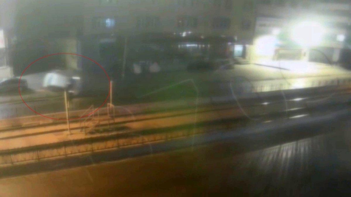 Sultangazi'de aydınlatma direğine çarpan sürücü