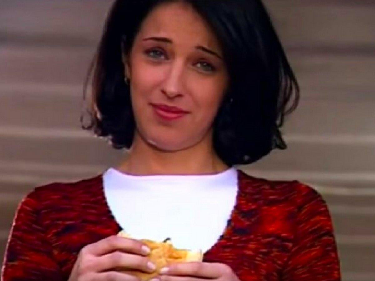 Burcu Esmersoy'un yıllar önce oynadığı klip ortaya çıktı