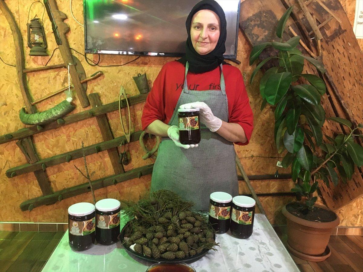 Bartın'da, KOAH hastası eşi için başladığı kozalak pekmezi üretimini 5 tona çıkardı