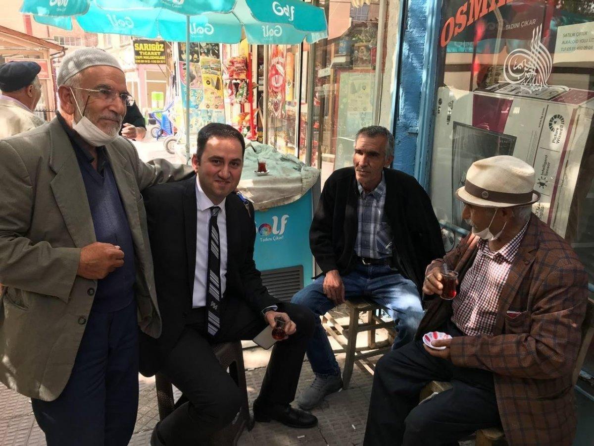 Afyonkarahisar'da halk arasına karışan kaymakam herkesin sevgilisi oldu