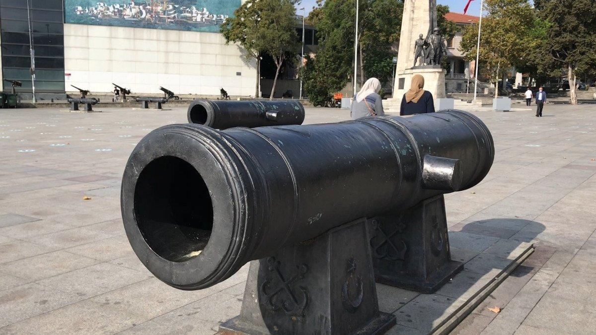 Beşiktaş’ta fotoğraf çektirmek için girdiği topun içinde mahsur kaldı