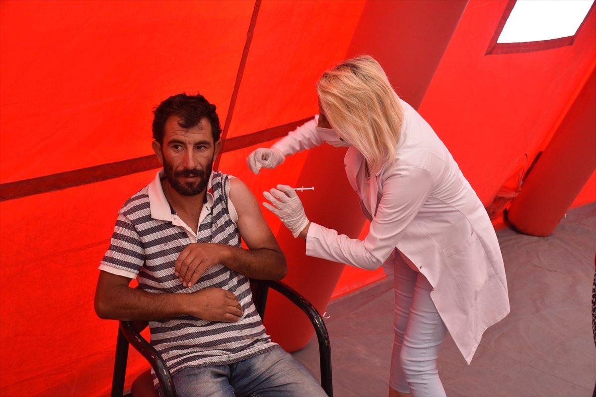 Kars'ta sağlık ekipleri aşılama için kapı kapı dolaşıyor