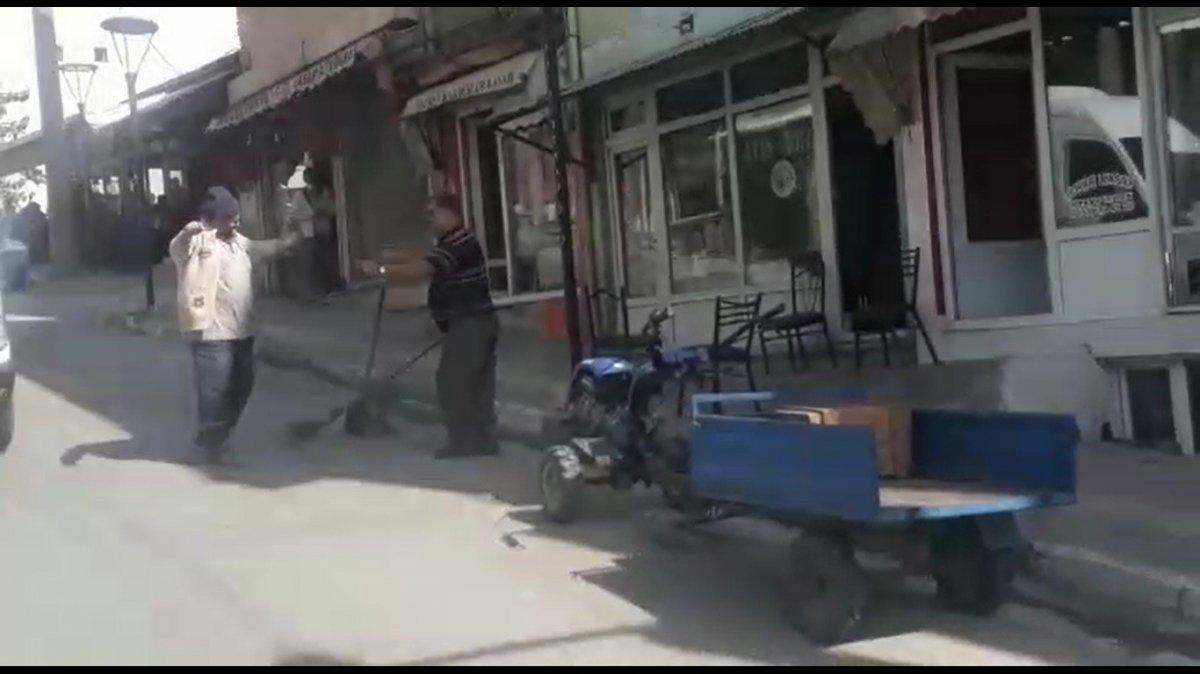 Bursa'daki personel, sokakları göbek atarak temizliyor