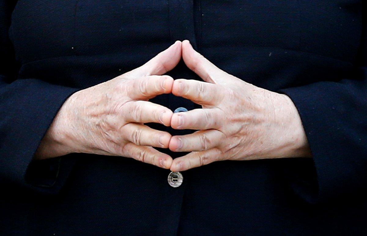 Angela Merkel'in kendine özgü el birleştirme hareketi