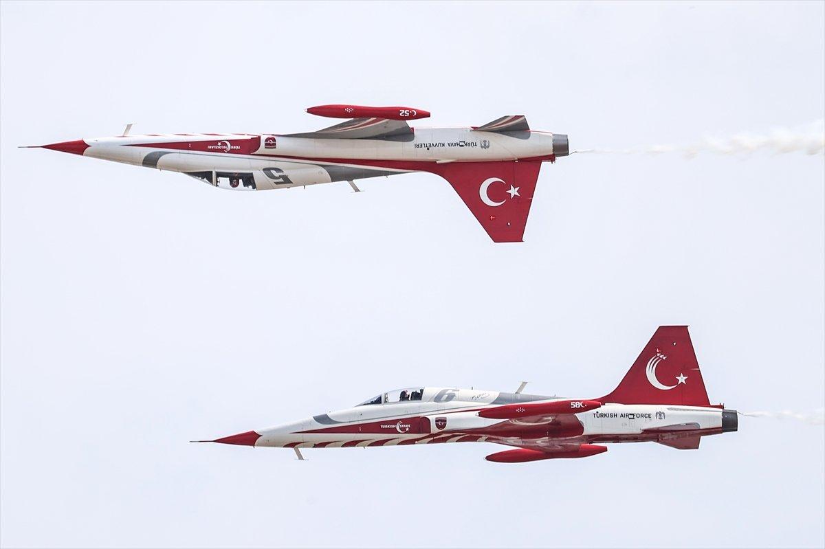 TEKNOFEST'te Türk Yıldızları'nın nefes kesen uçuş gösterisi