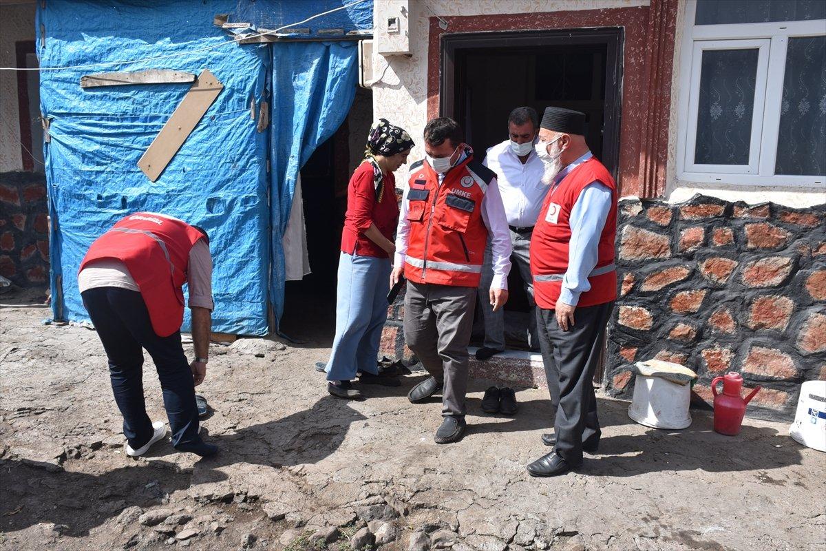 Kars'ta sağlık ekipleri aşılama için kapı kapı dolaşıyor