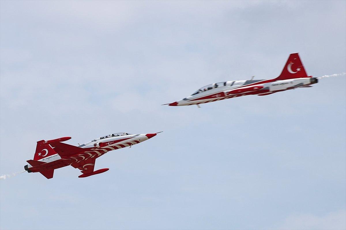 TEKNOFEST'te Türk Yıldızları'nın nefes kesen uçuş gösterisi