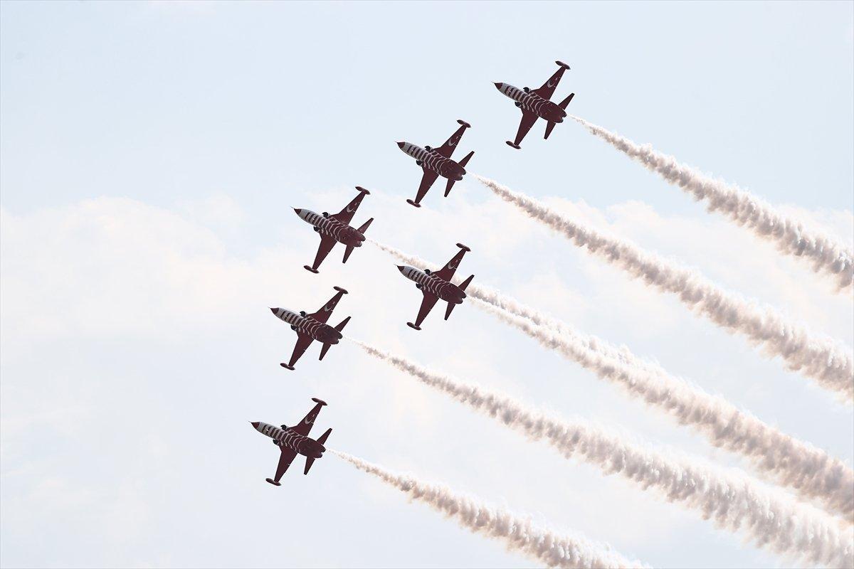 TEKNOFEST'te Türk Yıldızları'nın nefes kesen uçuş gösterisi