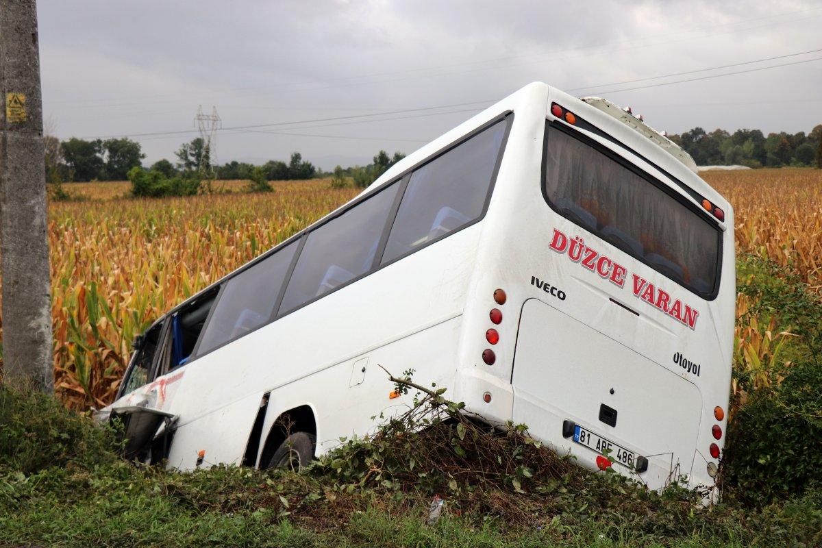 Sakarya'da midibüs tarlaya devrildi