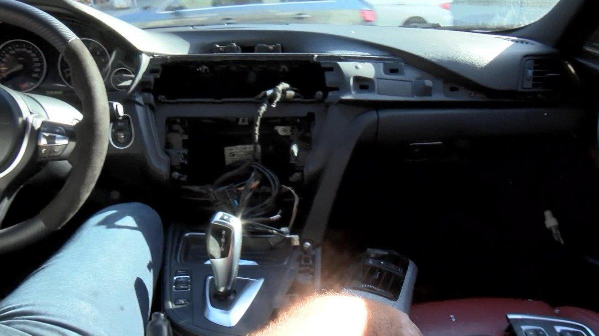 Eyüpsultan’da, otomobilden 1 dakikada 50 bin liralık hırsızlık yapıp kaçtılar