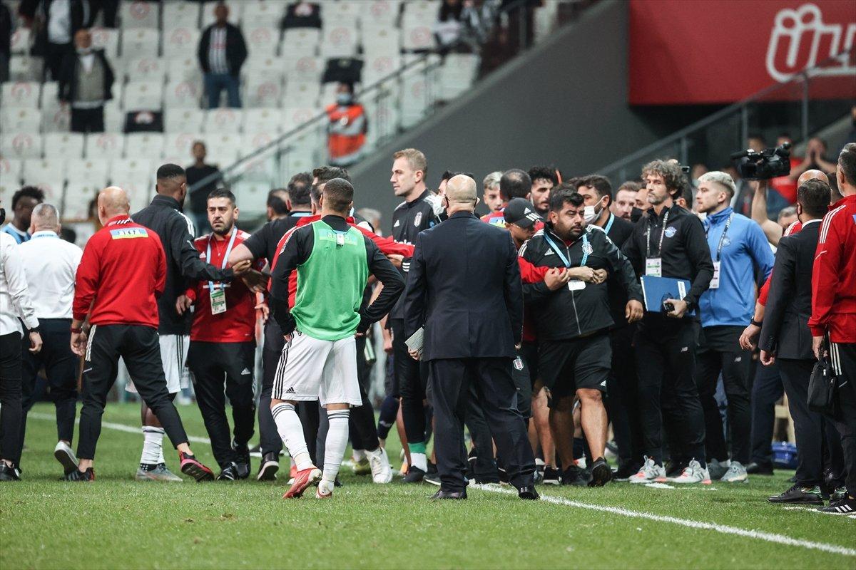 Mario Balotelli'den, Sergen Yalçın'a hareket