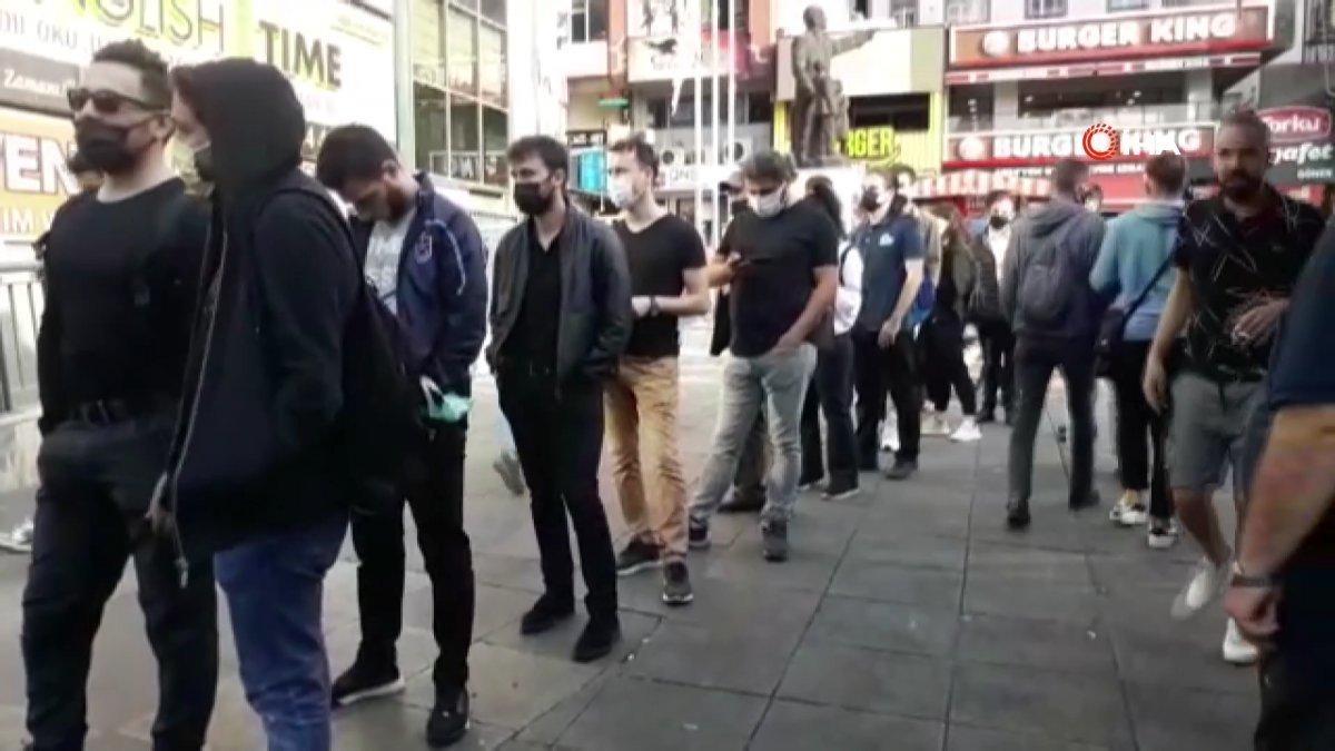 Şirinevler'de metrelerce uzanan otobüs kuyruğu kamerada