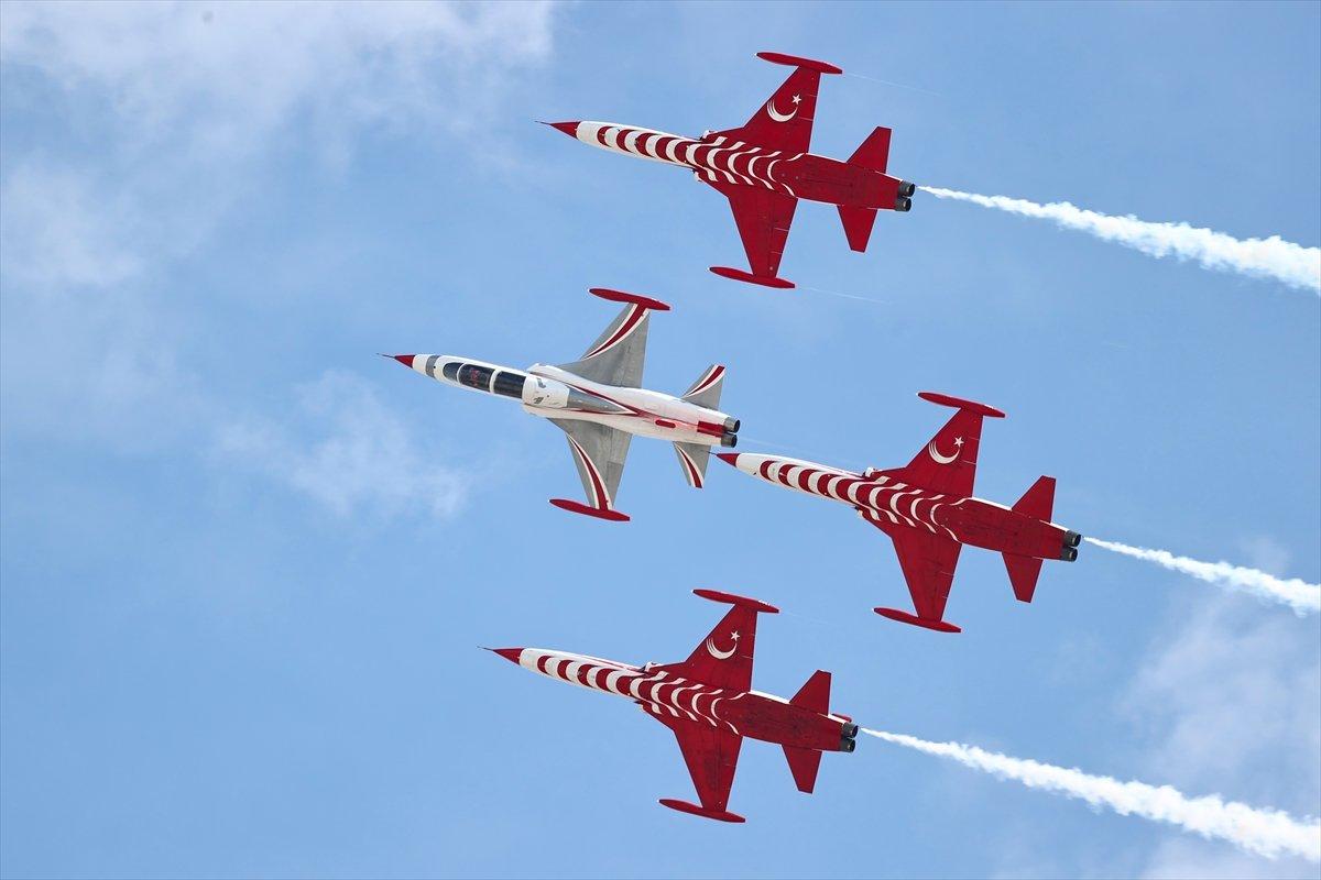 TEKNOFEST'te Türk Yıldızları'nın nefes kesen uçuş gösterisi