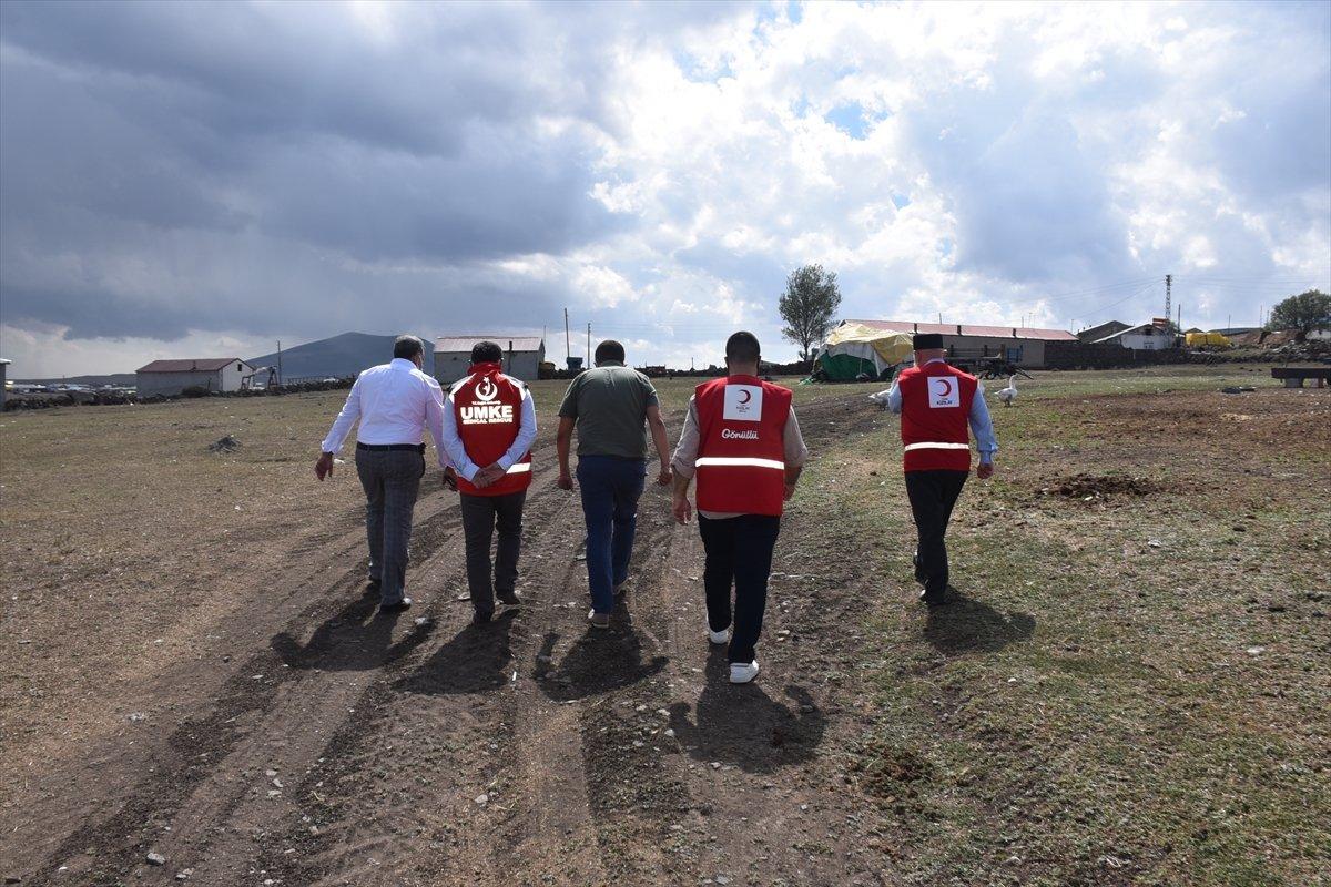 Kars'ta sağlık ekipleri aşılama için kapı kapı dolaşıyor