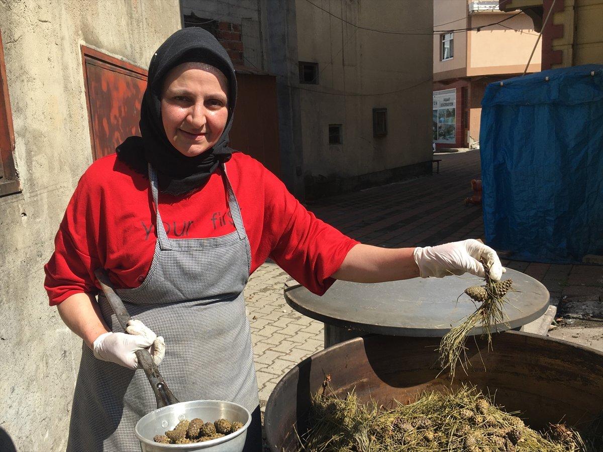 Bartın'da, KOAH hastası eşi için başladığı kozalak pekmezi üretimini 5 tona çıkardı