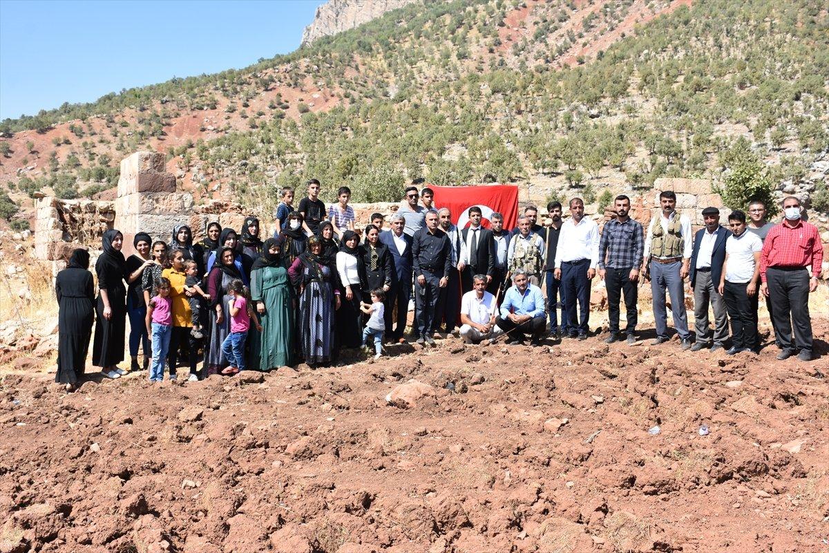 Şırnak’ta, PKK’nın 12 kişiyi katlettiği eve Türk bayrağı asıldı