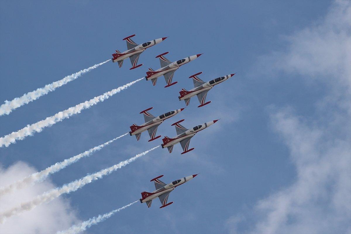 TEKNOFEST'te Türk Yıldızları'nın nefes kesen uçuş gösterisi