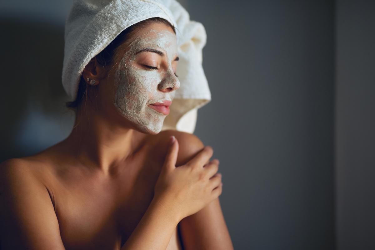 Muz kabuğunu cilde uygulamanın 4 farklı yolu