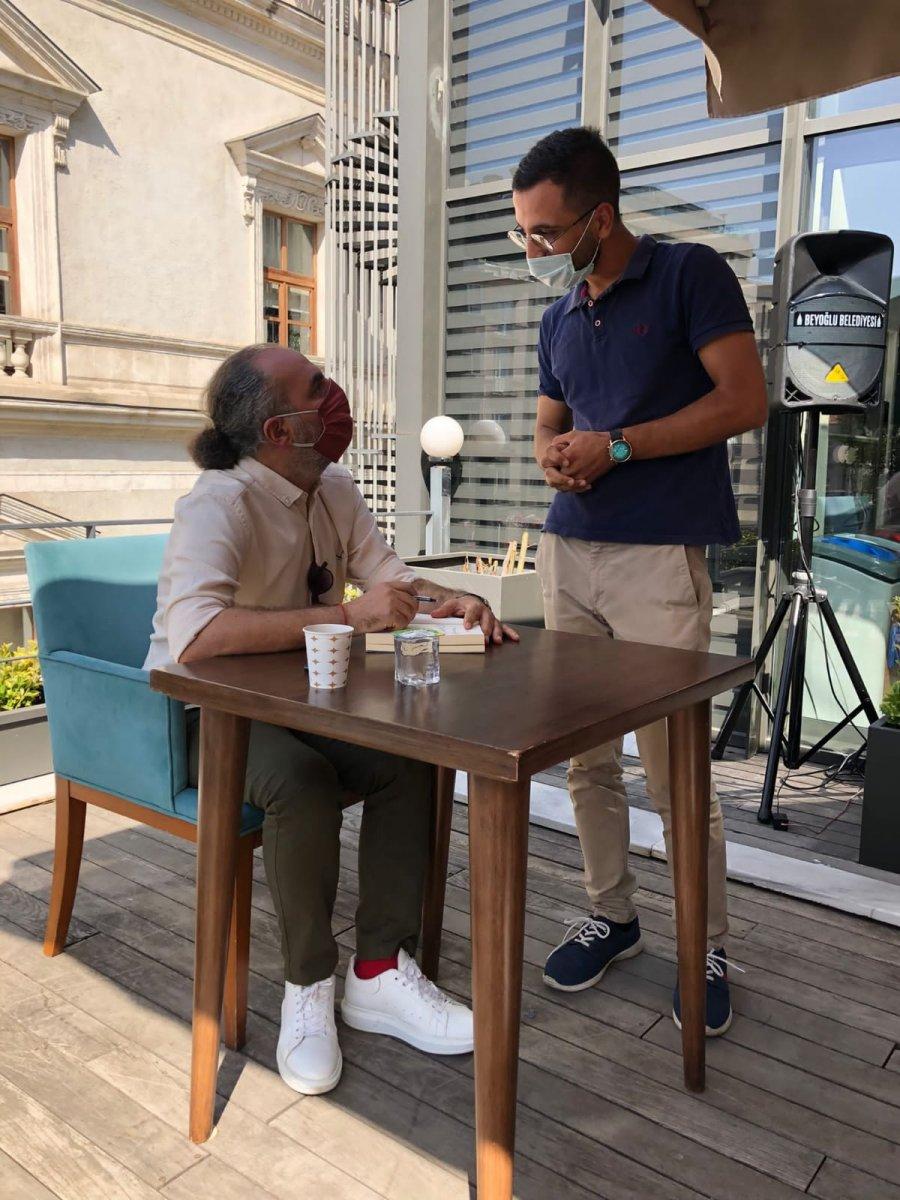 Kitap dostları İstiklal Kütüphanesi'nde yazar Tarık Tufan'la buluştu