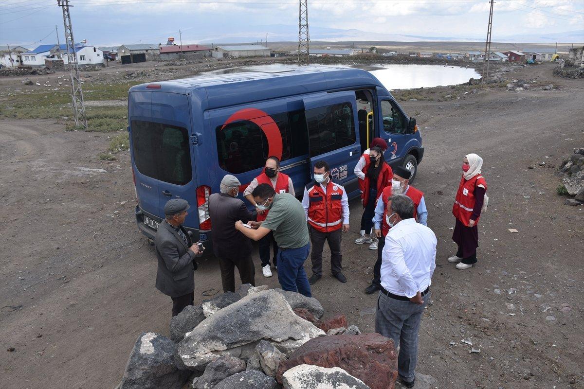 Kars'ta sağlık ekipleri aşılama için kapı kapı dolaşıyor