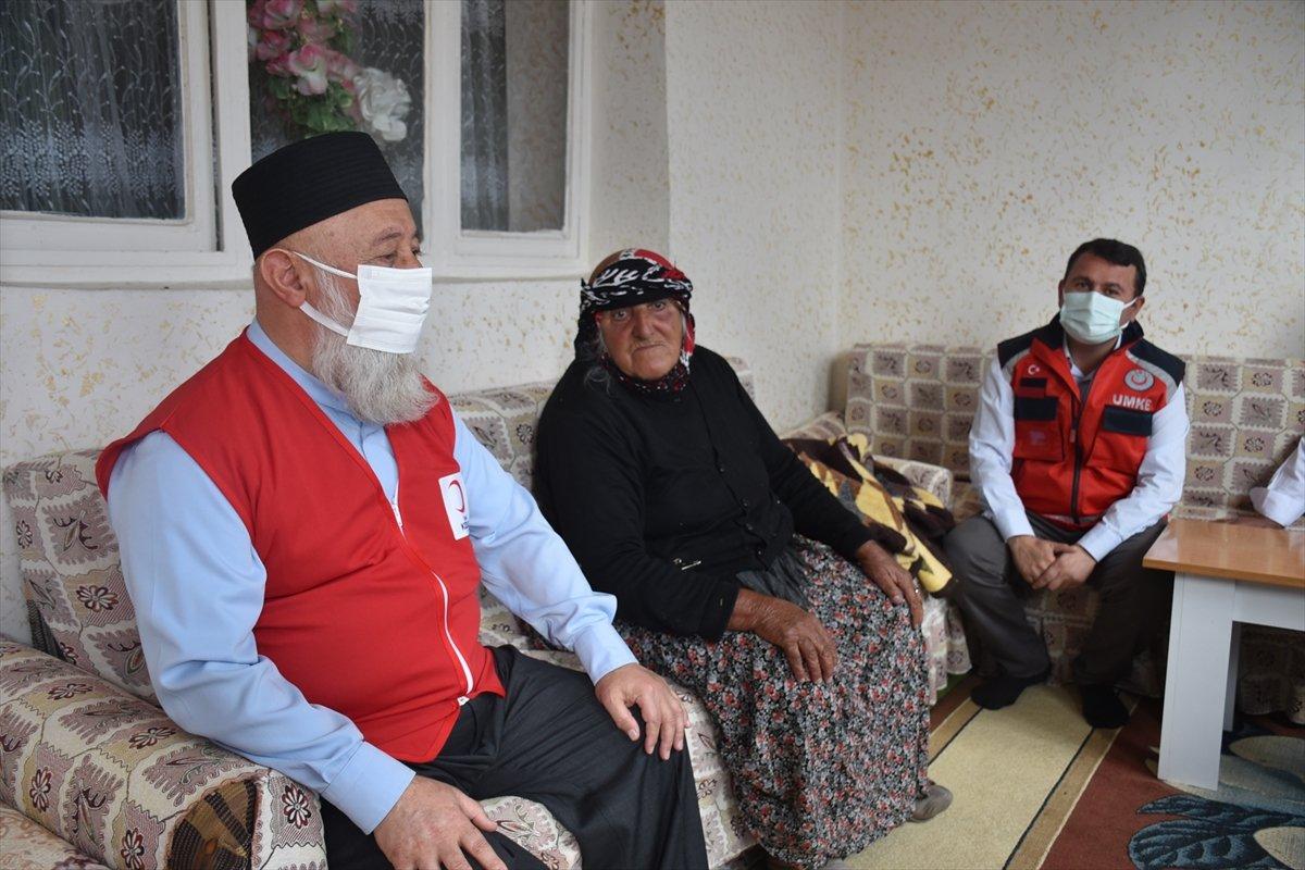 Kars'ta sağlık ekipleri aşılama için kapı kapı dolaşıyor