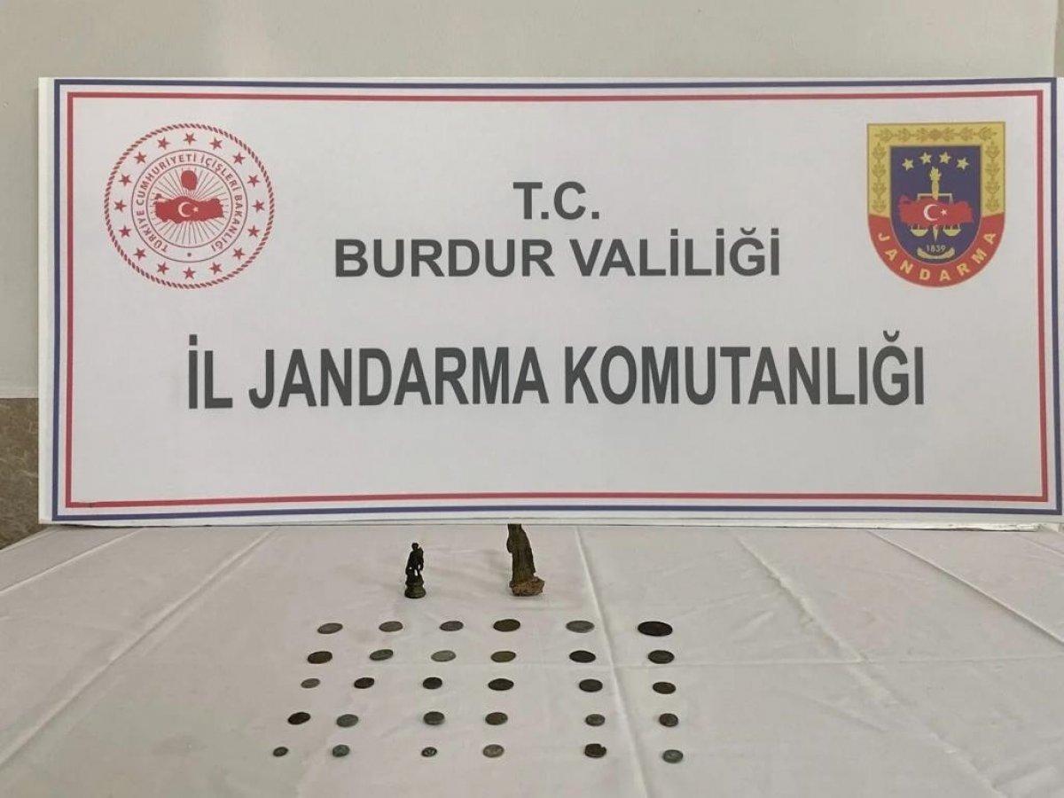Burdur'da şüpheli iki kişinin üstünden tarihi eserler çıktı