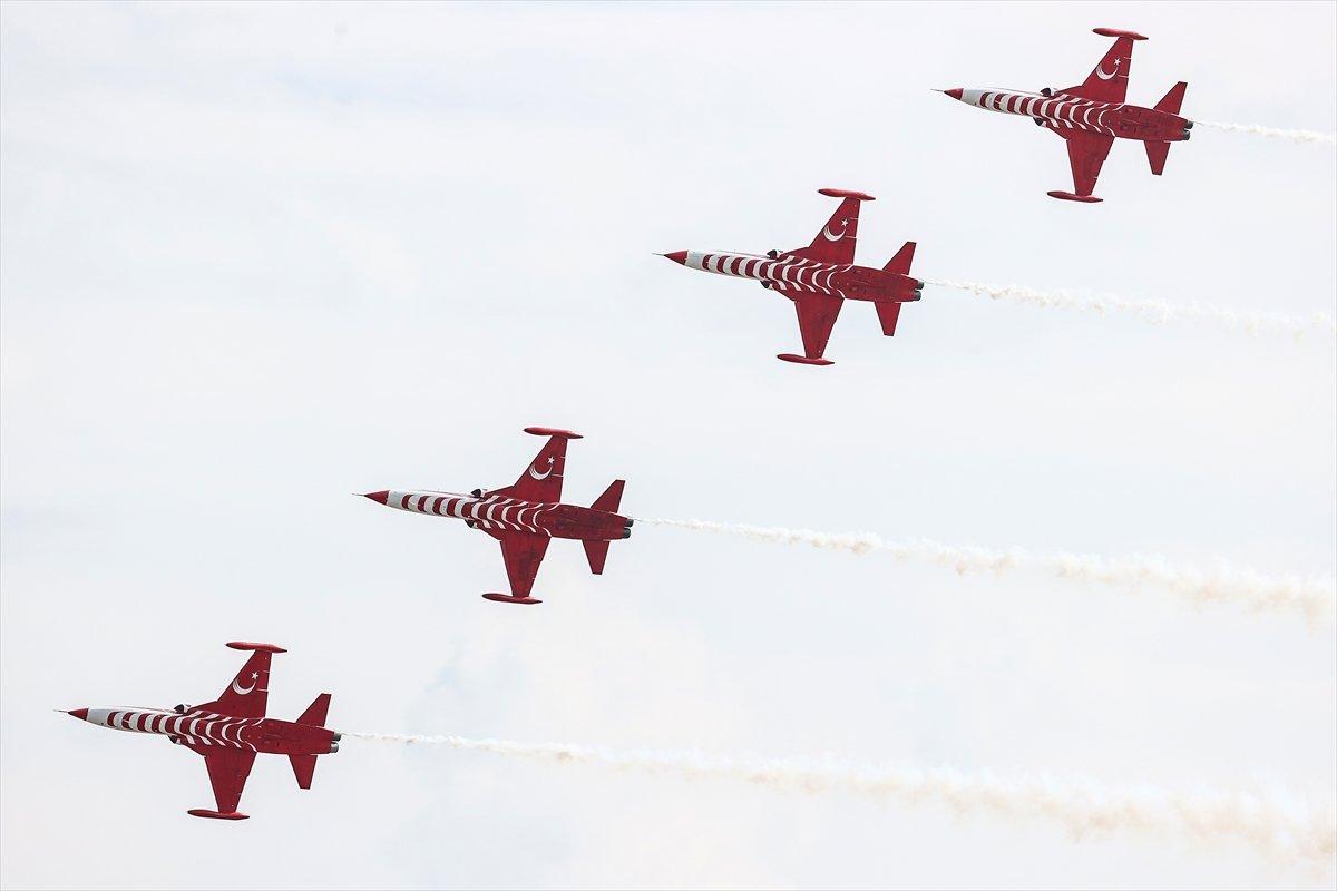 TEKNOFEST'te Türk Yıldızları'nın nefes kesen uçuş gösterisi