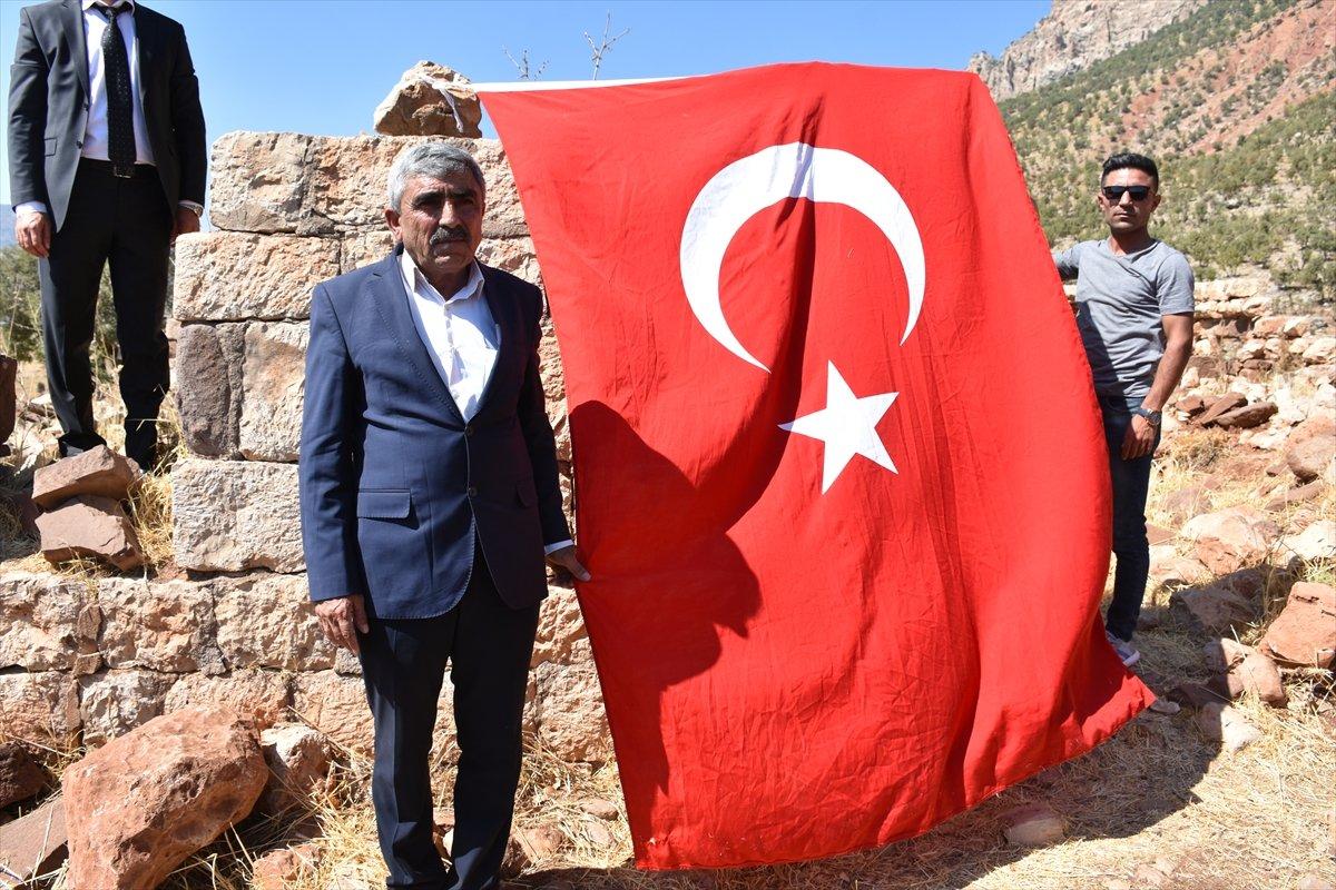 Şırnak’ta, PKK’nın 12 kişiyi katlettiği eve Türk bayrağı asıldı