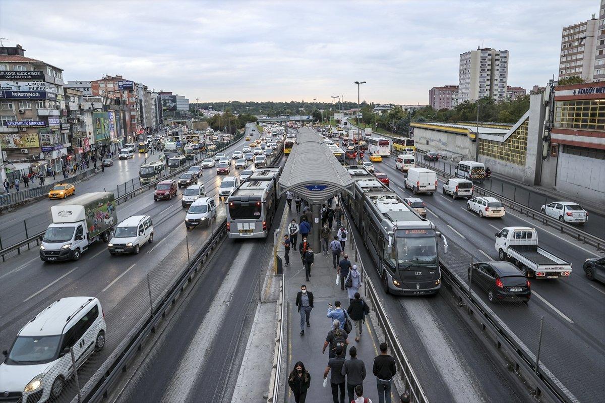 İstanbul'da sabah saatlerinde trafik yoğunluğu yaşanmaya devam ediyor
