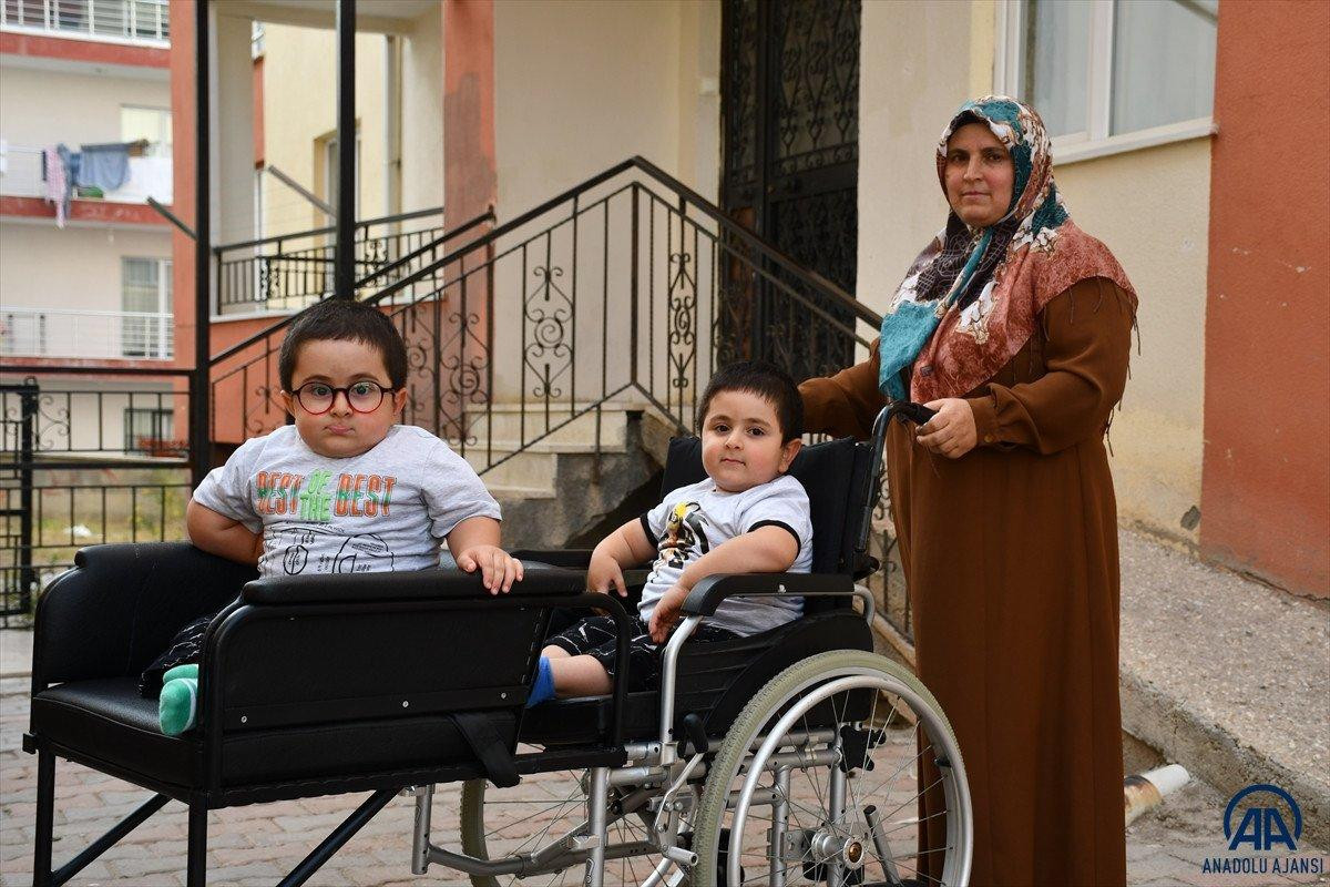 Sivas'ta cam kemik hastası ikizlere tekerlekli sandalye üretildi