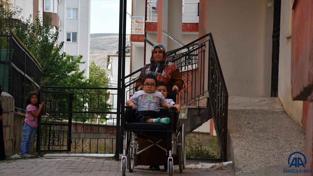 Sivas'ta cam kemik hastası ikizlere tekerlekli sandalye üretildi