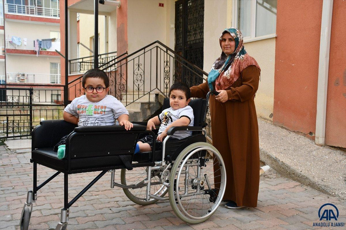 Sivas'ta cam kemik hastası ikizlere tekerlekli sandalye üretildi