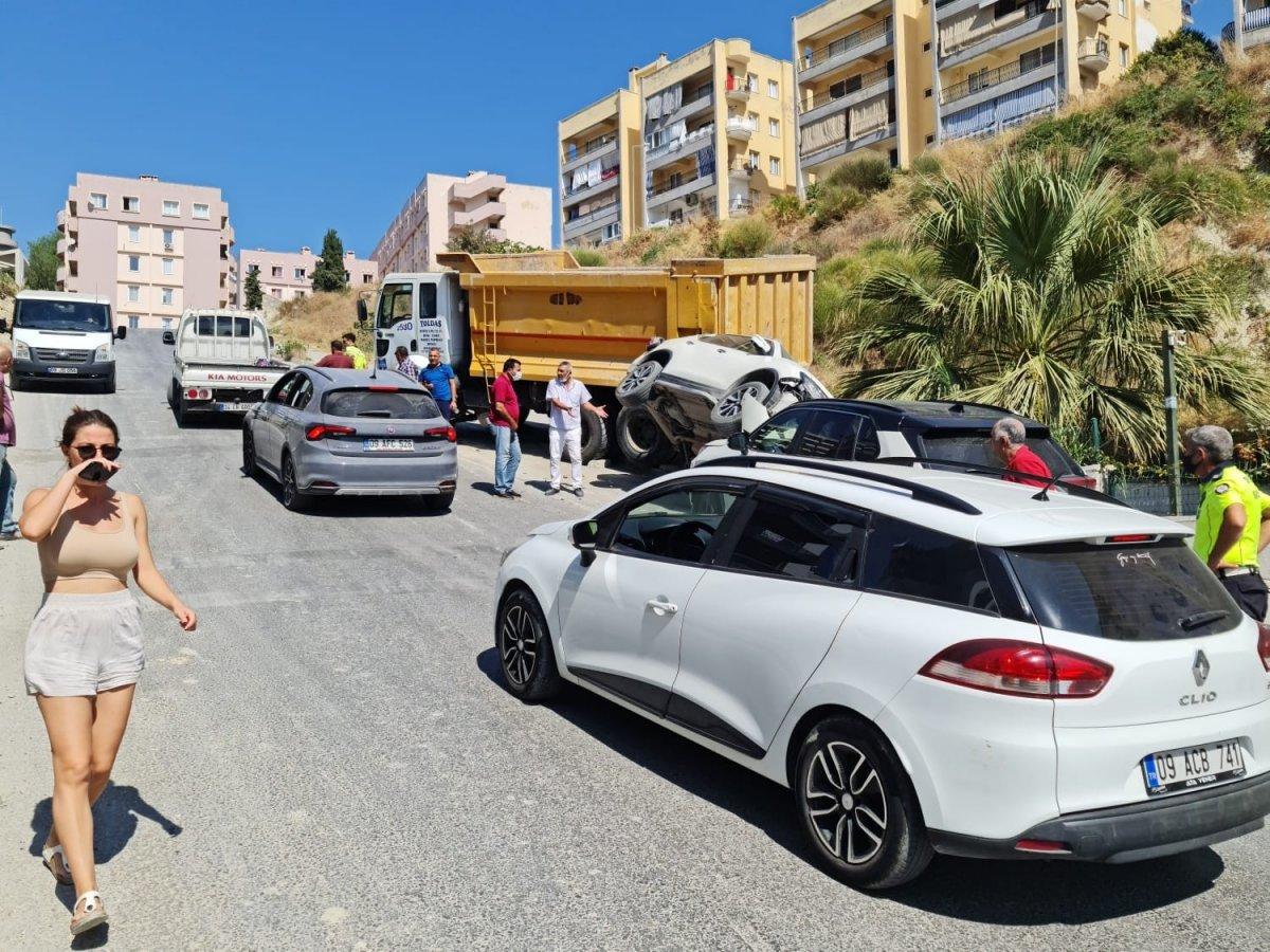 Aydın'da freni patlayan kamyon 2 araca çarptı