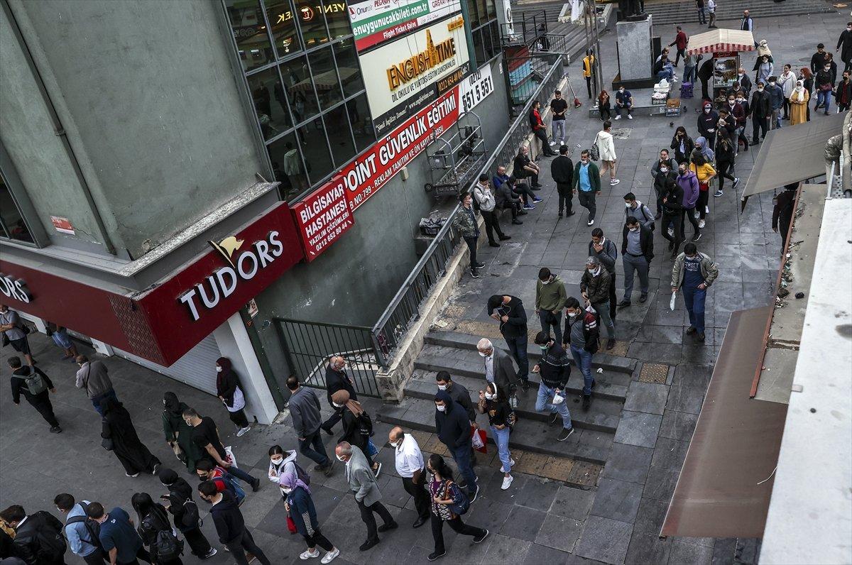 İstanbul'da sabah saatlerinde trafik yoğunluğu yaşanmaya devam ediyor